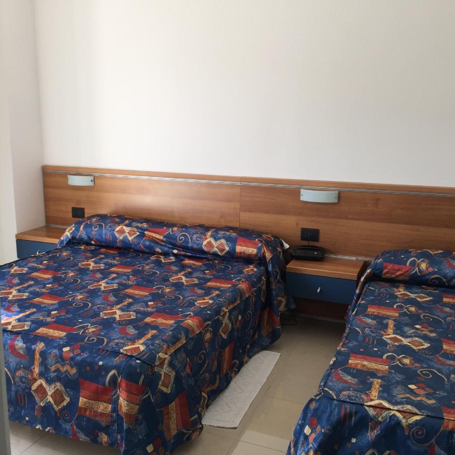Hotel Athena Пезаро Екстер'єр фото