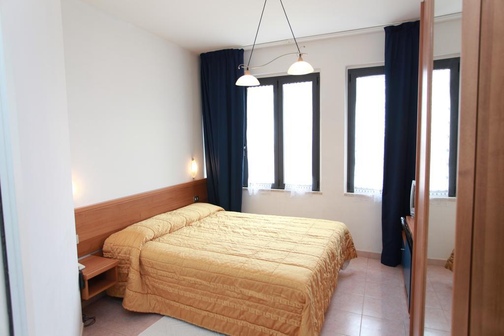 Hotel Athena Пезаро Номер фото