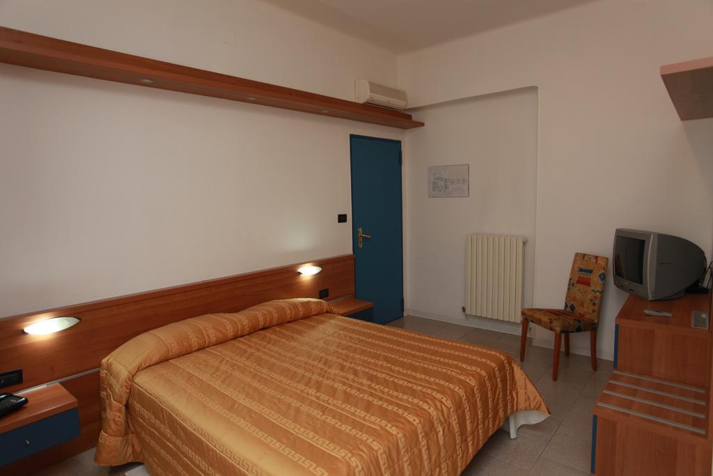 Hotel Athena Пезаро Номер фото