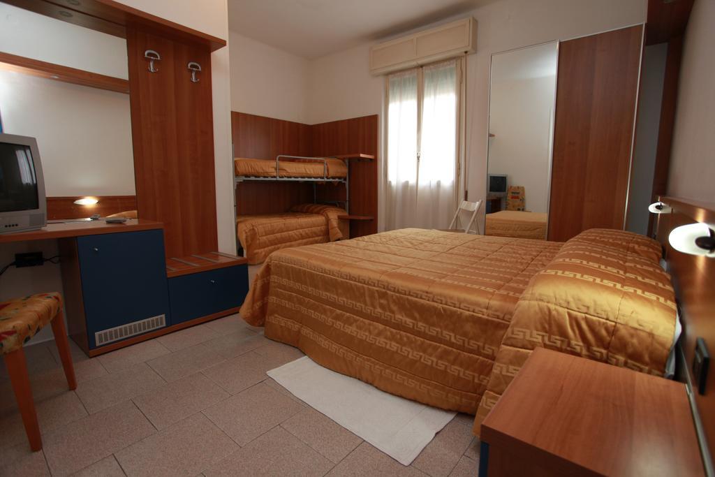 Hotel Athena Пезаро Номер фото
