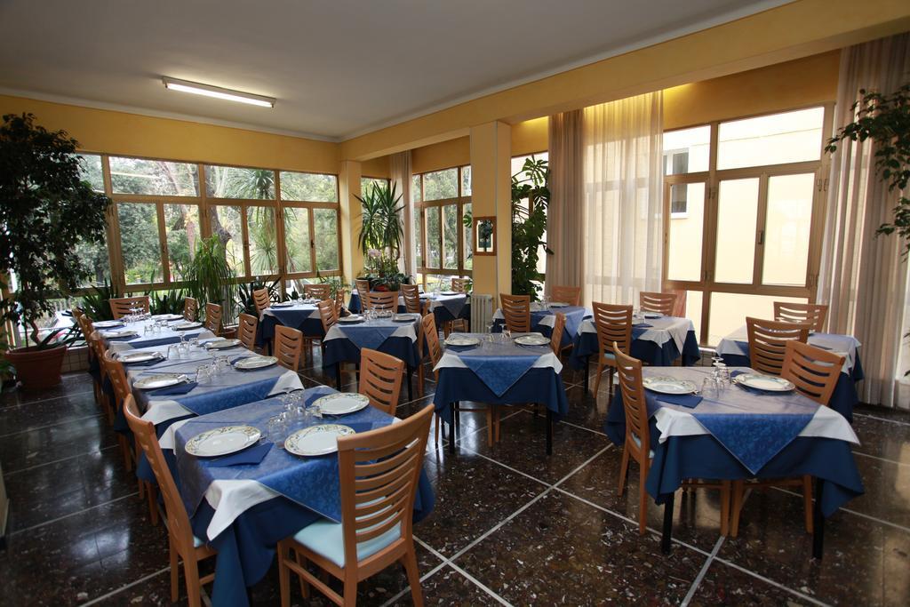 Hotel Athena Пезаро Екстер'єр фото