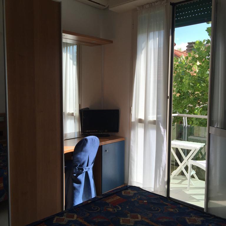 Hotel Athena Пезаро Екстер'єр фото